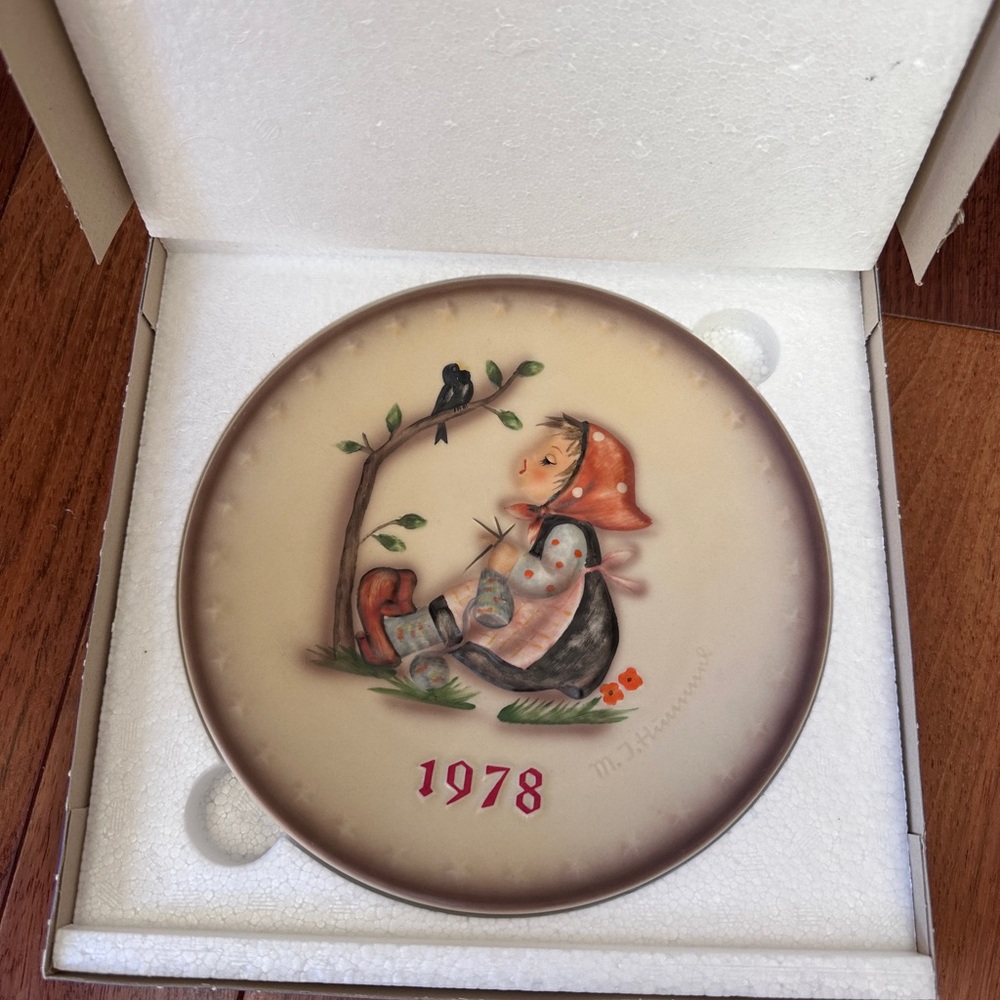 M.J. Hummel Annual Plate 1978 Happy Pastime Goebel Bas Relief Original Box COA